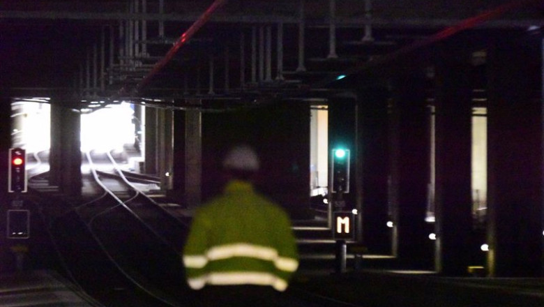 ep un trabajador en un tunel ferroviario ep un trabajador en un tunel ferroviario