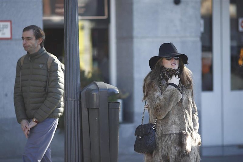 ep una mujer pasea por madrid muy abrigada para protegerse del frio ocasionado por el temporal