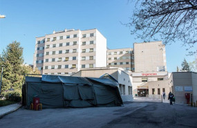 ep una tienda de campana habilitada por el ejercito en las inmediaciones de urgencias del hospital