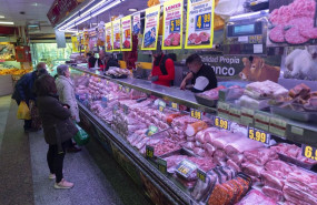 ep varias personas compran en una carniceria en un mercado