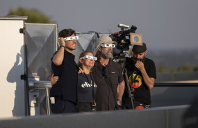 ep varias personas durante el eclipse total de sol en el observatorio de yebes a 12 de agosto de