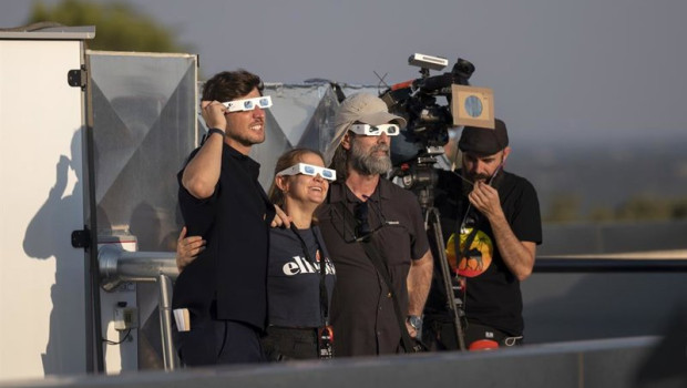 ep varias personas durante el eclipse total de sol en el observatorio de yebes a 12 de agosto de