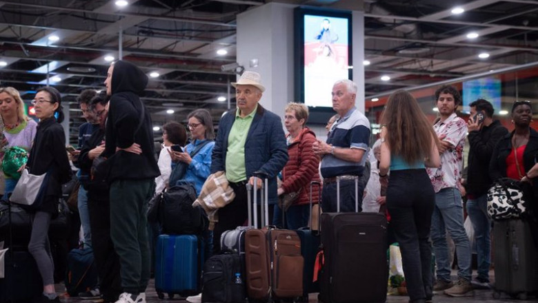 Varias personas esperan en la estación de Sants este martes tras el apagón eléctrico | David Zorrakino - Europa Press ep varias personas esperan en la estacion de sants este martes tras el apagon electrico