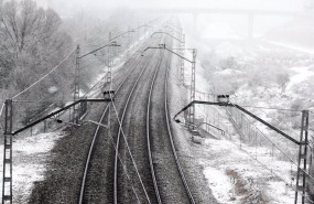 ep vias del tren con nieve tras el paso de la borrasca filomena en madrid espana