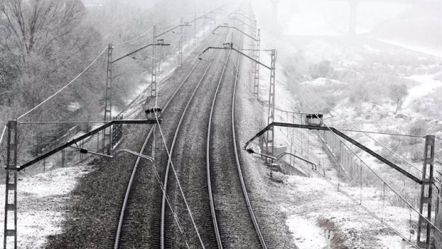 ep vias del tren con nieve tras el paso de la borrasca filomena en madrid espana