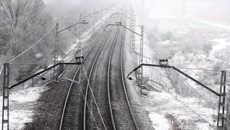 ep vias del tren con nieve tras el paso de la borrasca filomena en madrid espana ep vias del tren con nieve tras el paso de la borrasca filomena en madrid espana