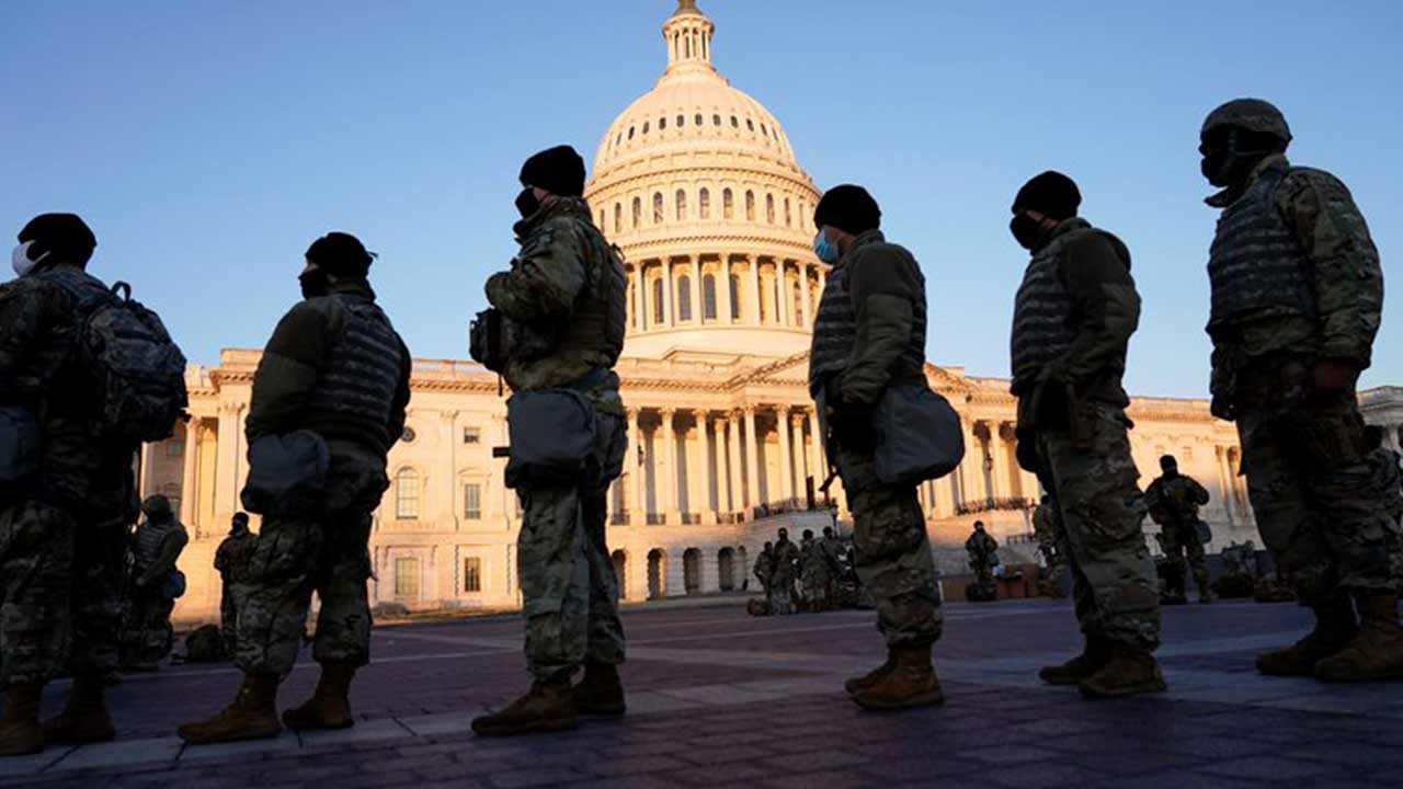 Las inquietantes fotos de la Guardia Nacional durmiendo en los pasillos del Capitolio