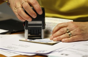 un-employe-valide-une-extension-de-visa-etudiant-pour-un-passeport-dans-un-bureau-etranger-a-paris-novembre-2011 un-employe-valide-une-extension-de-visa-etudiant-pour-un-passeport-dans-un-bureau-etranger-a-paris-novembre-2011