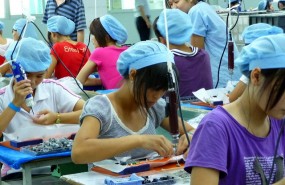 china factory workers manufacturing chinese
