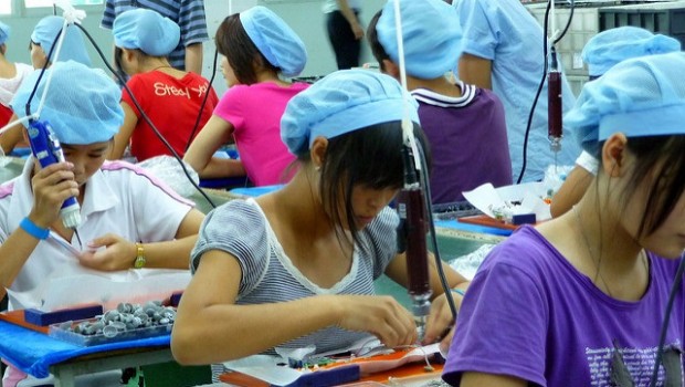 china factory workers manufacturing chinese