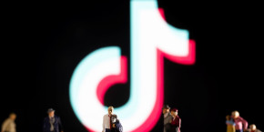 de petites figurines placees devant le logo tiktok 