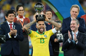 ep 07 july 2019 brazil riojaneiro brazils dani alves c celebrates winning best player of the 2019 copa america after the final soccer match between brazil and peru at maracana stadium photo diego maranheoam press via zuma wiredpa