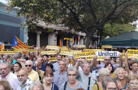 ep acto ante la conselleria de economia organizado por mnium bajo el lema voces por los derechos y