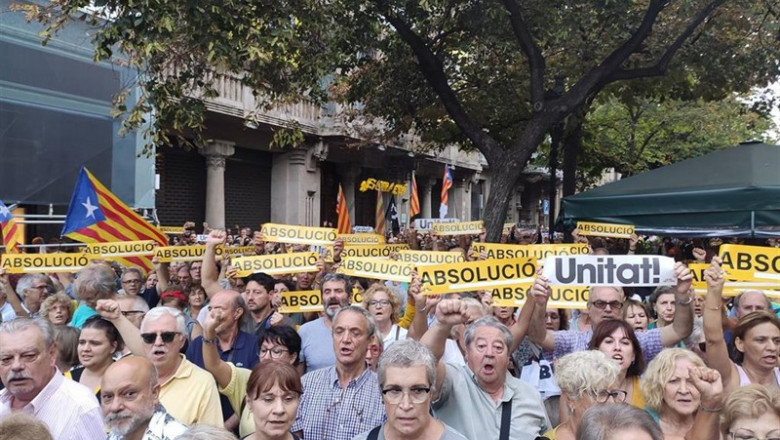 Acto ante la Conselleria de Economía organizado por Òmnium bajo el lema 'Voces por los derechos y las libertades' | EUROPA PRESS ep acto ante la conselleria de economia organizado por mnium bajo el lema voces por los derechos y