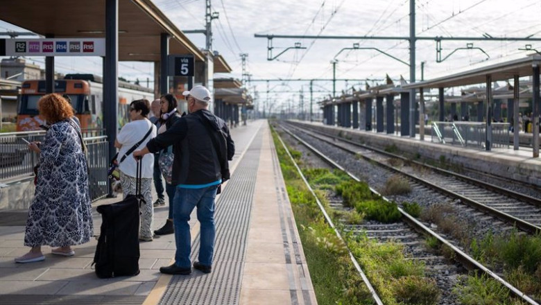 ep afectados por el corte de roda de ber en una estacion de tren a 1 de octubre de 2024 en barcelona ep afectados por el corte de roda de ber en una estacion de tren a 1 de octubre de 2024 en barcelona