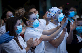ep aplauso de sanitarios a las puertas del hospital clinic de barcelona el 6 de abril de 2020