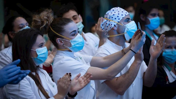 ep aplauso de sanitarios a las puertas del hospital clinic de barcelona el 6 de abril de 2020