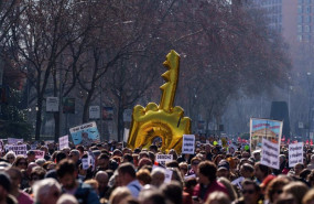 ep archivo   cientos de personas durante una manifestacion por una vivienda digna a 9 de febrero de