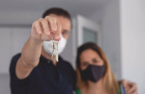ep archivo   dos clientes de aedas homes en la entrega de las llaves de su vivienda