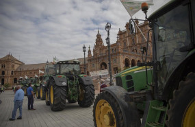 ep archivo   imagen de archivo de una tractorada del campo andaluz en la plaza de espana de sevilla