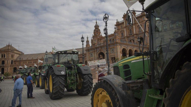ep archivo   imagen de archivo de una tractorada del campo andaluz en la plaza de espana de sevilla