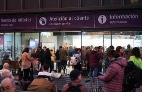 ep archivo   pasajeros de la estacion de tren de santa justa a 31 de octubre de 2024 en sevilla