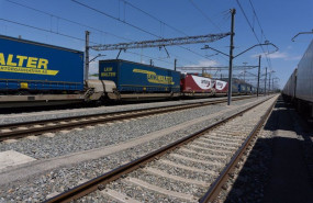 ep archivo   tren de mercancias en una autopista ferroviaria