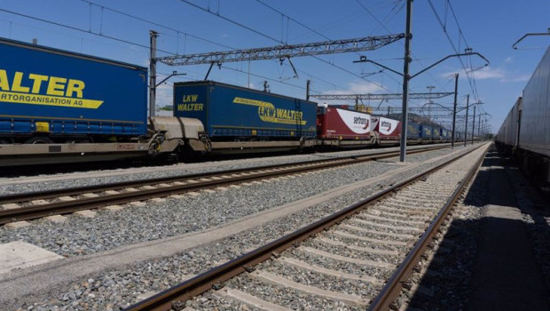 ep archivo   tren de mercancias en una autopista ferroviaria