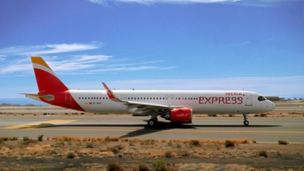 ep archivo   un avion de la aerolinea iberia express