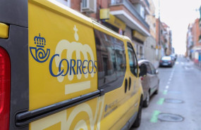 ep archivo   un camion de reparto postal el mismo dia en que ha comenzado a reducirse el horario de