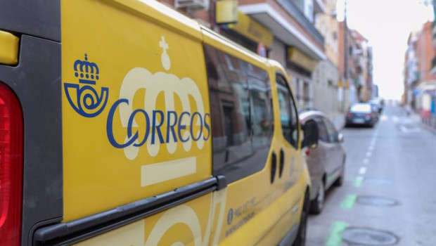 ep archivo   un camion de reparto postal el mismo dia en que ha comenzado a reducirse el horario de