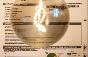 ep archivo   una bombilla sobre una factura a 9 de enero de 2025 en madrid espana el gobierno