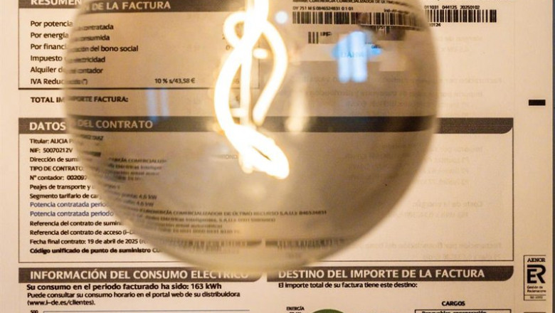 ep archivo   una bombilla sobre una factura a 9 de enero de 2025 en madrid espana el gobierno