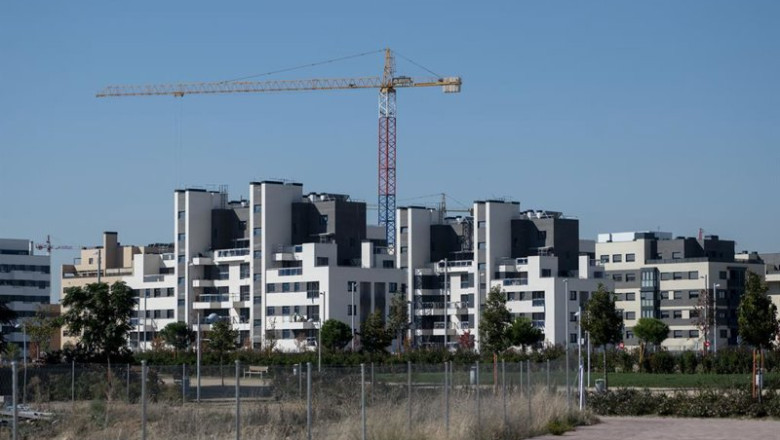 ep archivo   una grua en una zona de construccion de edificios