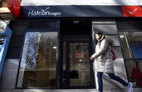 ep archivo   una mujer pasea por el exterior de una de las agencias de halcon viajes perteneciente