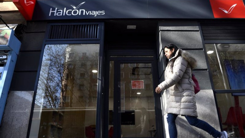 Archivo - Una mujer pasea por el exterior de una de las agencias de Halcón Viajes perteneciente al grupo Globalia, en Madrid (España), a 9 de enero de 2020. | Óscar Cañas - Europa Press - Archivo ep archivo una mujer pasea por el exterior de una de las agencias de halcon viajes perteneciente