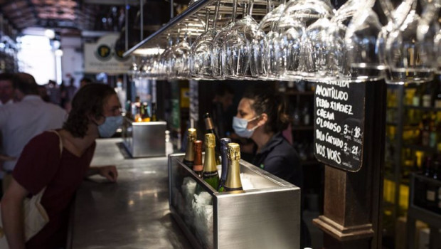 ep archivo   una persona conversa con una camarera durante la reapertura del mercado de san miguel a
