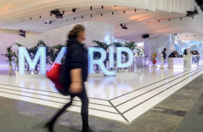 ep archivo   una persona por delante de un letrero de madrid en la segunda jornada de la feria