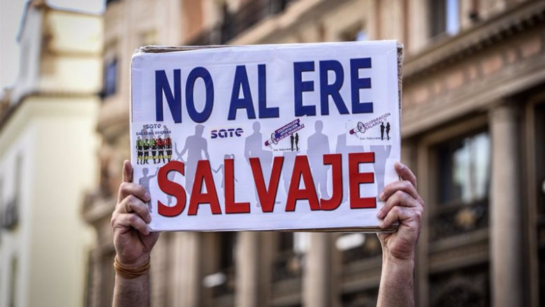 ep archivo una persona sostiene una pancarta donde se puede leer no al ere salvaje en una protesta ep archivo una persona sostiene una pancarta donde se puede leer no al ere salvaje en una protesta