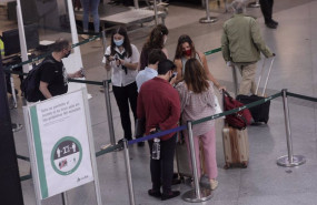 ep archivo varias personas hacen cola para pasar un control de seguridad en la estacion de madrid ep archivo varias personas hacen cola para pasar un control de seguridad en la estacion de madrid
