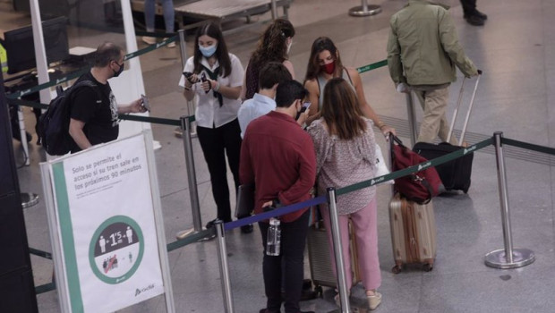 ep archivo   varias personas hacen cola para pasar un control de seguridad en la estacion de madrid