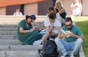 ep archivo   varios estudiantes repasan antes de que comience un examen