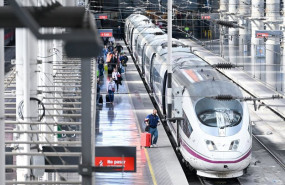 ep archivo   varios viajeros en una estacion de tren