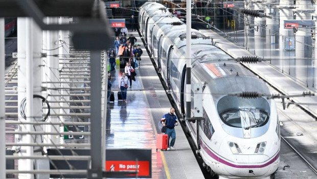 ep archivo varios viajeros en una estacion de tren ep archivo varios viajeros en una estacion de tren