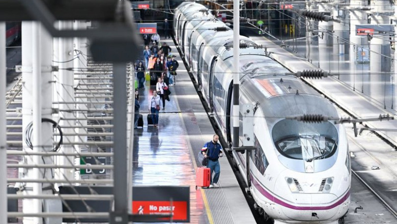 Archivo - Varios viajeros en una estación de tren. | Gustavo Valiente - Europa Press - Archivo ep archivo varios viajeros en una estacion de tren