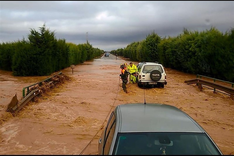 ep bombeos del seis de cartagena prestando auxilio a la poblacion en los alcazares