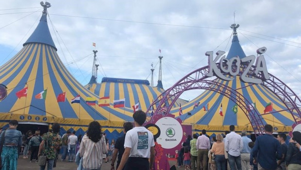 ep carpa del espectaculo kooza del circo del sol ubicada en gijon