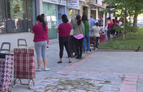 ep cola de personas esperando a recibir alimentos y productos de primera necesidad repartidos por la