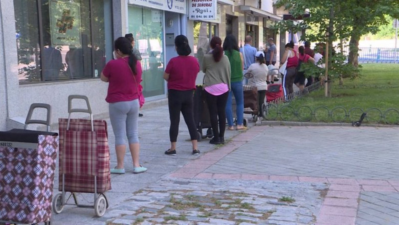 ep cola de personas esperando a recibir alimentos y productos de primera necesidad repartidos por la ep cola de personas esperando a recibir alimentos y productos de primera necesidad repartidos por la
