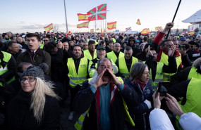 ep decenas de ganaderos y agricultores durante una reunion nacional de la sociedad civil en la